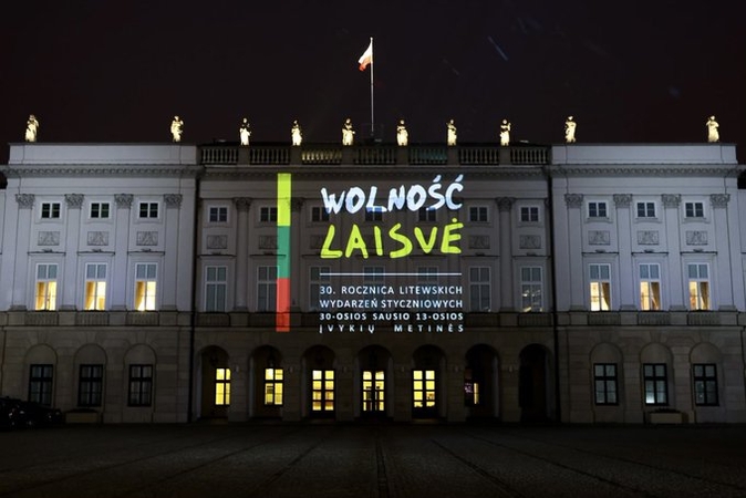 Lenkijos Prezidento rūmus nušvietė Sausio įvykių trisdešimtmetį pagerbiantis užrašas
