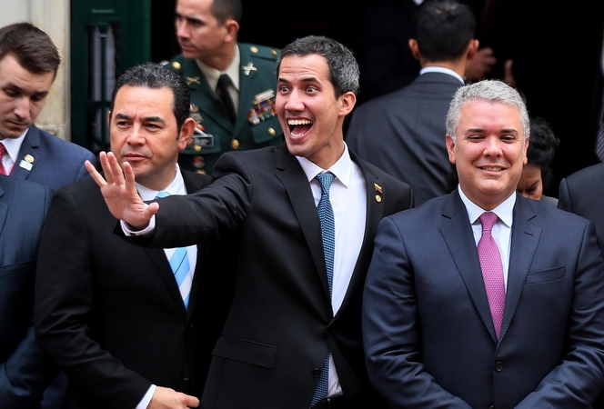 Juanas Guaido (viduryje)