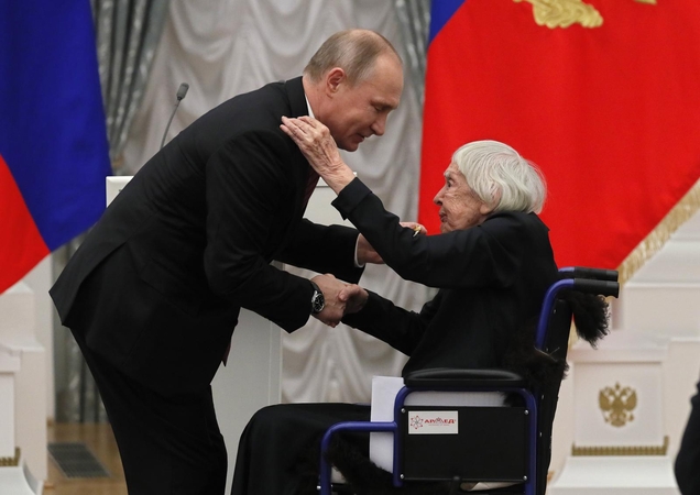 V. Putinas įteikė Maskvos Helsinkio grupės vadovei L. Aleksejevai valstybinę premiją