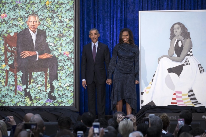 Pristatyti oficialūs B. ir M. Obamų portretai