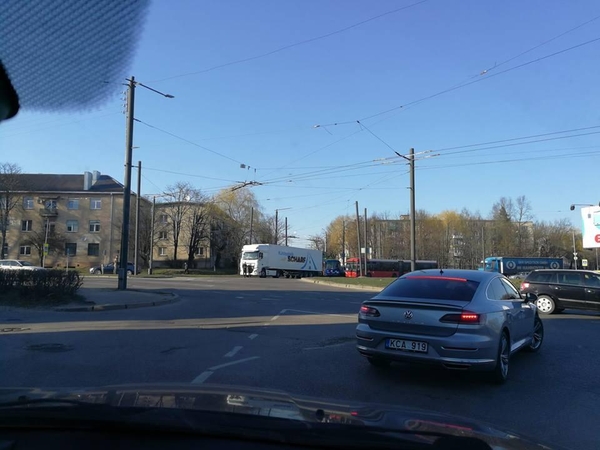 Dėl avarijos VI forto žiedinėje sankryžoje – automobilių spūstys