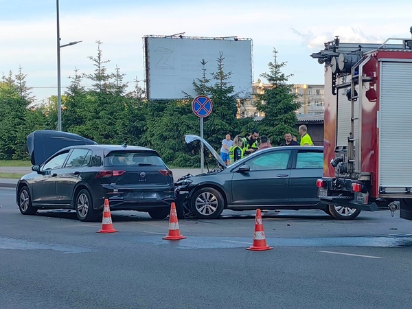 Veiverių gatvėje susidūrė du „VW Golf“ automobiliai