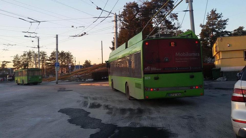 Troleibusų vairuotojų vargai transporto žiede 