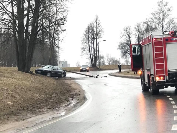 Kaune BMW nuvertė elektros stulpą