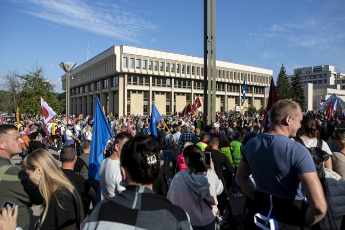 Į laisvę paleisti beveik visi suimti įtariamieji riaušių prie Seimo byloje