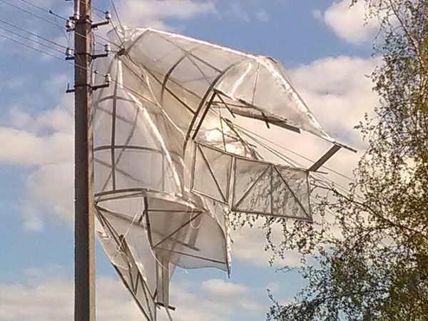 Šiaulių rajone ant elektros laidų pakibo šiltnamis