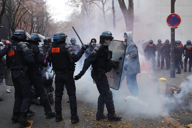 Prancūzijoje trims policijos pareigūnams pateikti kaltinimai dėl vyro mirties per riaušes 