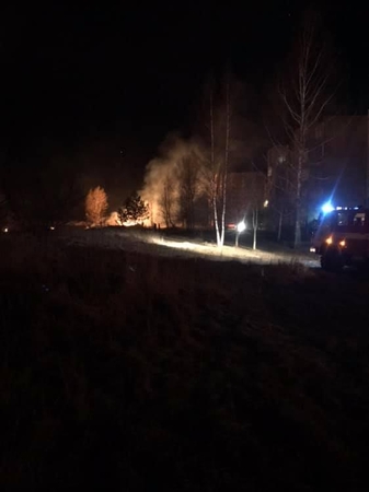Šiauliuose kilo didelis gaisras – liepsnojo padegta žolė