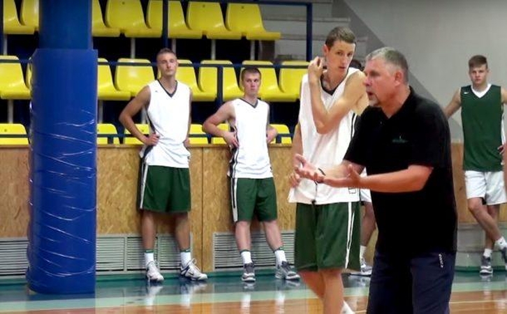 Dar viena VDU studentų pamoka aštuoniolikmečių vaikinų krepšinio rinktinei