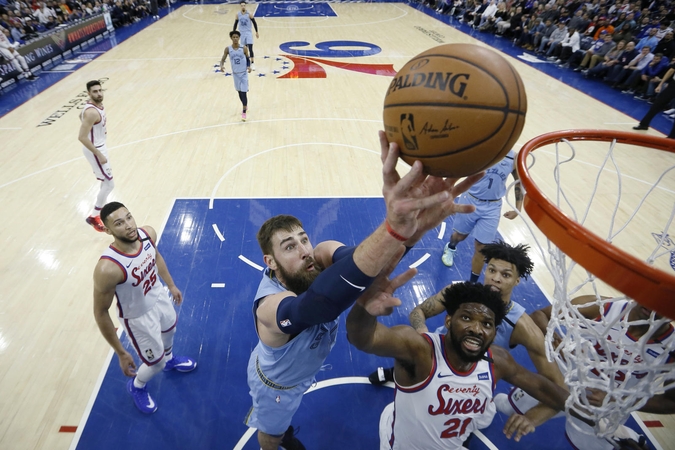 J. Valančiūnas pranoko J. Embiidą, bet pergalę šventė „76ers“ 