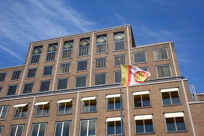 Nyderlandų teismas naftos milžinei „Shell“ nurodė beveik perpus sumažinti taršą