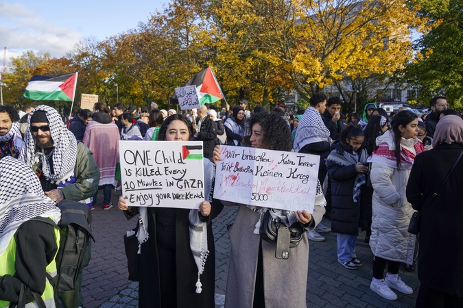 Berlyne tūkstančiai žmonių dalyvauja solidarumo su palestiniečiais eitynėse