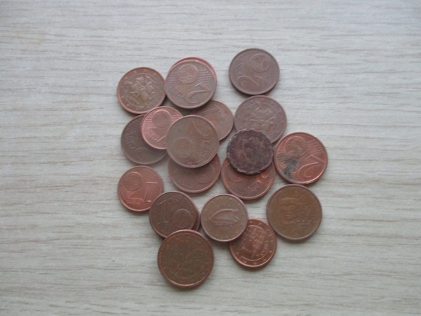 Vieno ir dviejų euro centų monetų ES nebus atsisakyta dar kelerius metus
