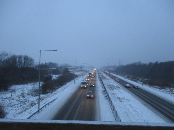 Naktį eismo sąlygas sunkins snygis ir plikledis