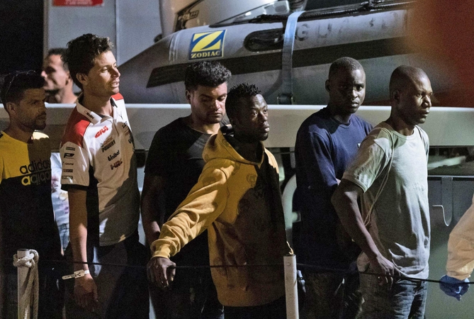 Prie Italijos krantų įstrigusius migrantus sutiko priimti penkios ES šalys