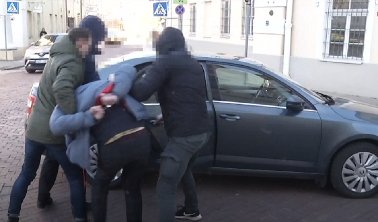 Netoli Prezidentūros – kriminalistų operacija: aptiktas narkotikų prekybos „taškas“