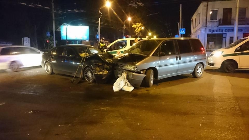 Savanorių prospekte susidūrė BMW ir "Citroen", nukentėjo moteris