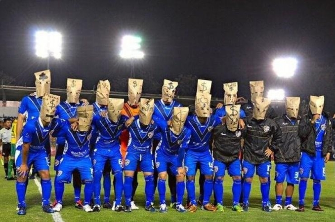 Algų negaunantys futbolininkai protestavo fotografuodamiesi su maišais ant galvų