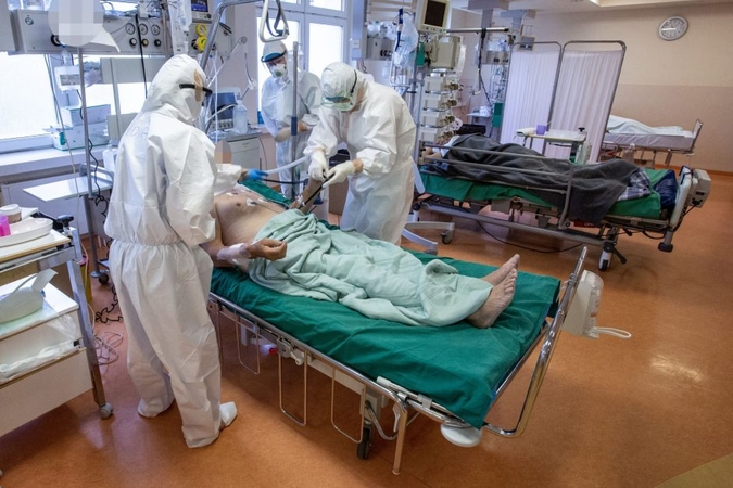 Ligoninėse šiuo metu gydomi 1069 COVID-19 pacientai, iš jų 111 – reanimacijoje