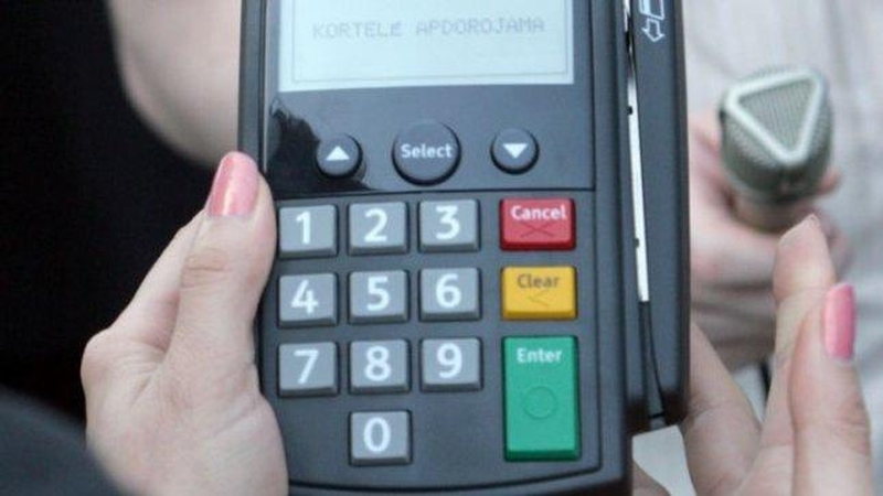 EK siūlo riboti tarpbankinius mokesčius, bankininkai teigia, kad vartotojai nuo to nelaimės