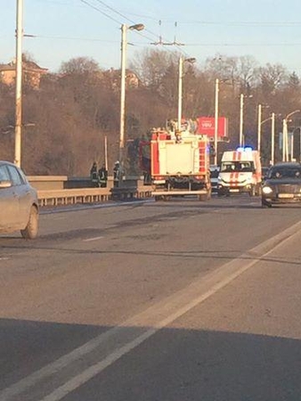 Padėti ant Varnių tilto sėdėjusiam vyrui atskubėjo gelbėtojai
