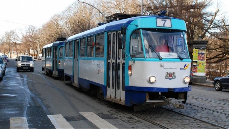 Svarsto apie KET naujovę: kaip važiuoti šalia tramvajaus