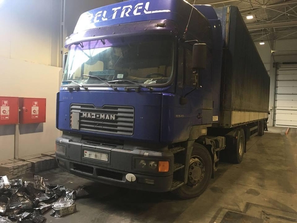 Medininkų posto muitininkai „nuavė“ vilkikui ratus – rasta 8 tūkst. pakelių cigarečių