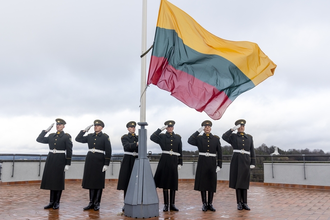 Minint vėliavos dieną, Gedimino pilies bokšte iškelta nauja Trispalvė