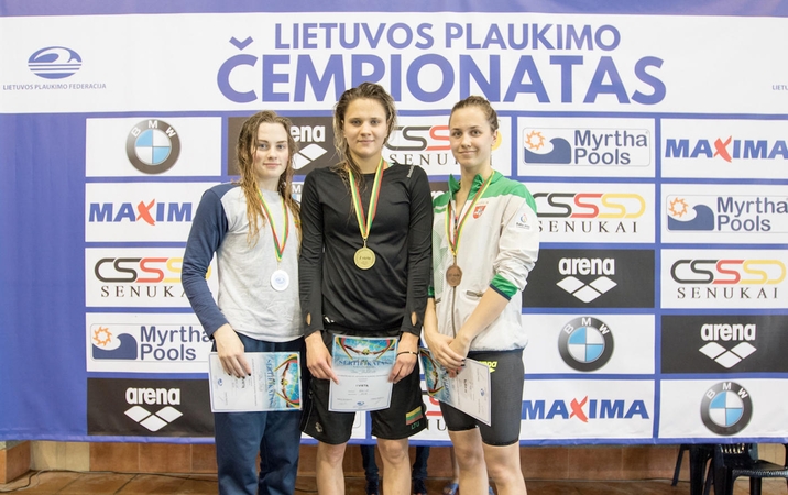 Agnė Šeleikaitė (viduryje)