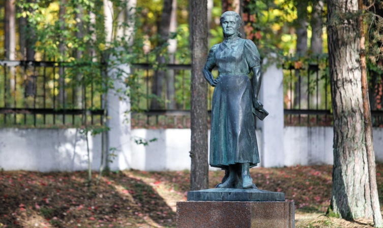 V. Čmilytė-Nielsen palaiko sprendimą nukelti Salomėjos Nėries paminklą