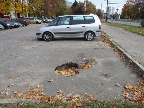 Atsargiai: automobilių stovėjimo aikštelėje – didžiulė duobė