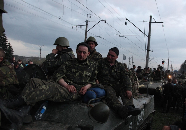 Ukrainos kariai išardė ginklus, vykdydami prorusiškų aktyvistų reikalavimą
