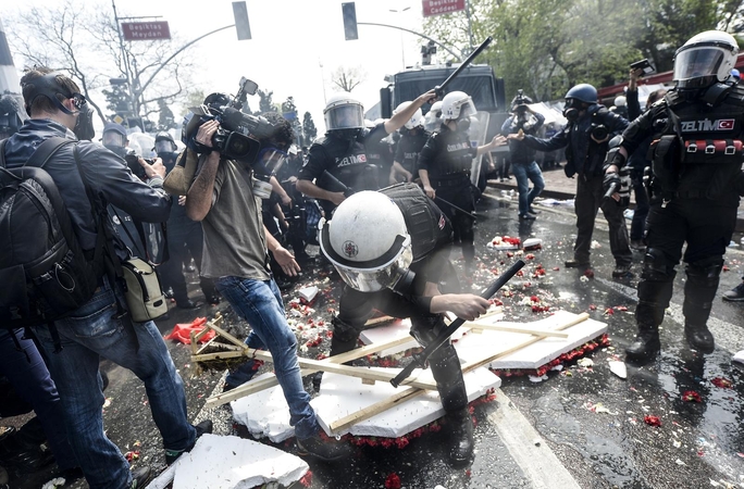 Turkijos policija vaikė ašarinėmis dujomis Gegužės 1-osios demonstracijų dalyvius