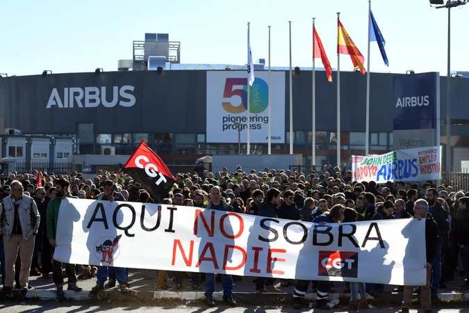 Ispanijoje tūkstantinė minia streikuoja prieš „Airbus“ planus atleisti 630 darbuotojų
