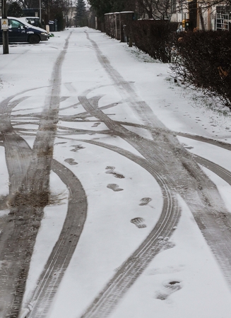 Važiuoti naktį bus sudėtinga: eismo sąlygas sunkins plikledis ir lijundra