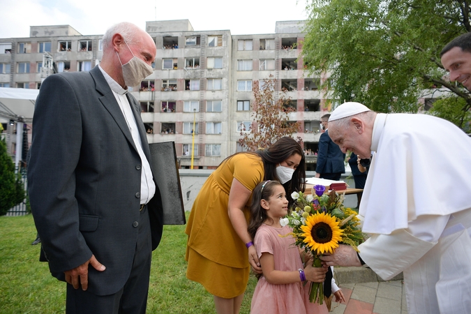 Popiežius aplankė skurdžiai gyvenančius Slovakijos romus