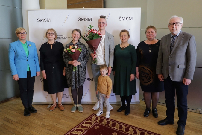 Ministrė J. Šiugždinienė įteikė Vaikų literatūros premiją