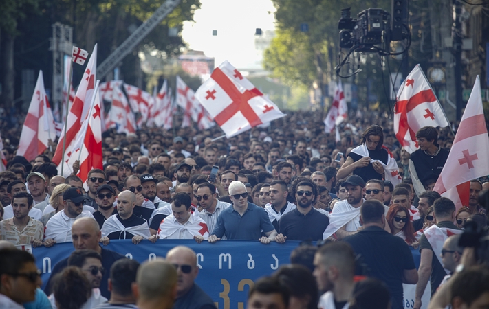 Sakartvelo valdančioji partija surengė savo mitingą antivyriausybiniams protestams atremti