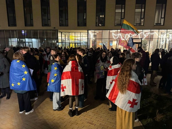 „Mes turime laimėti“: apie 200 žmonių Vilniuje remia protestuotojus Sakartvele 