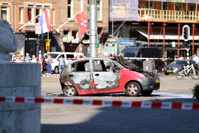 Amsterdamo aikštėje po sprogimo užsidegė automobilis