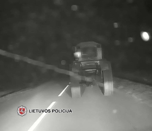 Traktorininko kelionė: kartais girtam ir velnias pakiša pagalvę 