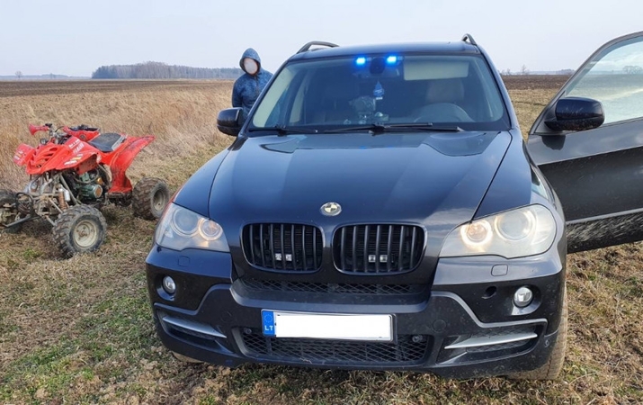 Pareigūnų stabdomas keturračio vairuotojas nestojo, tačiau pasprukti jam nepavyko 