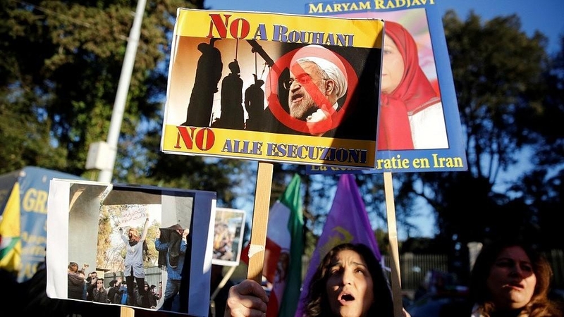 H. Rouhani ragina E. Macroną imtis veiksmų dėl antiiranietiškų teroristų Prancūzijoje