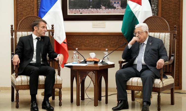 Emmanuelis Macronas ir Mahmoudas Abbasas