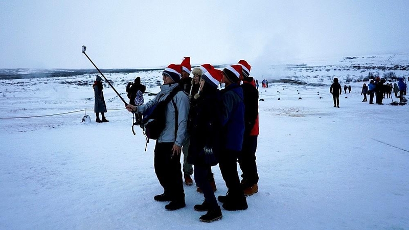 Fotografas objektyvą nuo lankomiausių vietų atsuko į pačius turistus