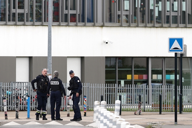 Mokinys peiliu užpuolė bendramokslius, mažiausiai vienas žmogus žuvo