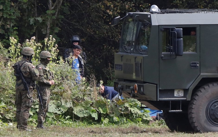 Lenkija tvirtina, kad Baltarusija įstrigusiems migrantams tiekia maistą