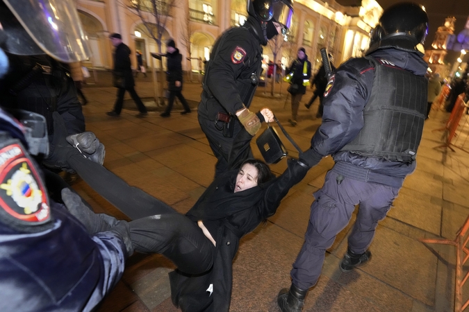 Rusijoje dešimtys žmonių sulaikyti protestuose prieš karą