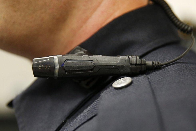 Savanoriai pavogė tris policijos automobilius ir elektroimpulsinių ginklų