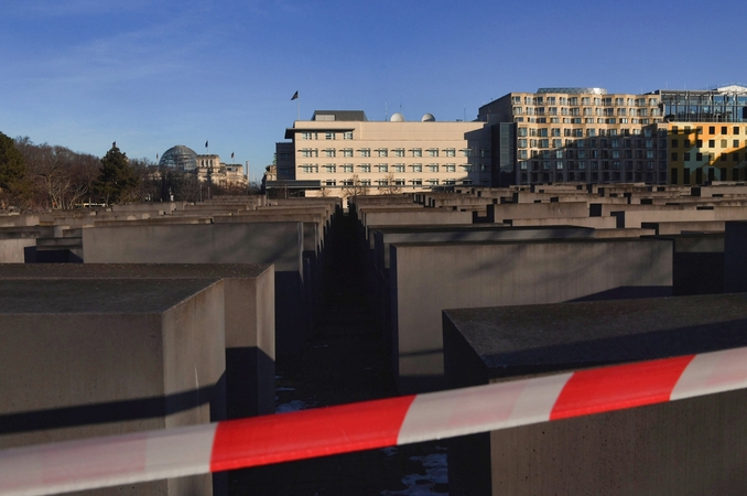 Policija: sulaikytas 19-metis siras, įtariamas išpuoliu prie Berlyno Holokausto memorialo 